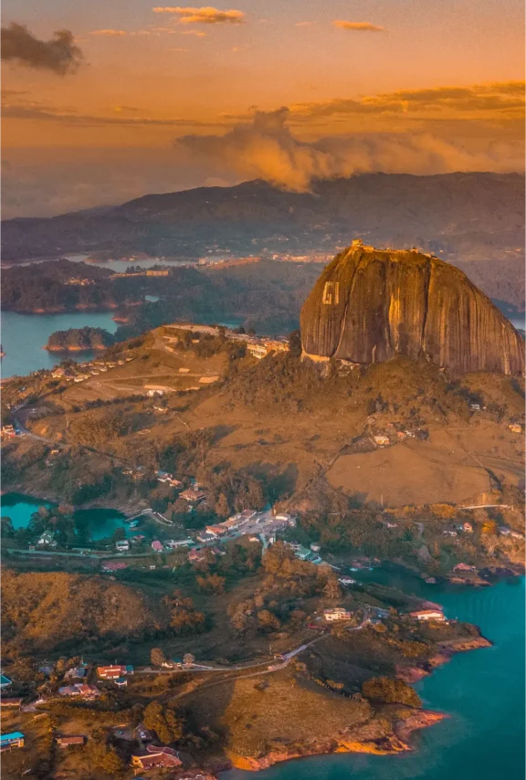 Vista a la represa de Guatape desde la pìedra del peñol